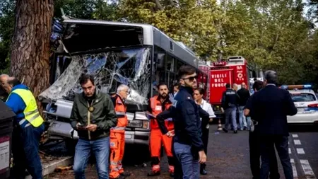 Zeci de persoane au fost rănite după ce un autobuz a intrat într-un copac, în Roma