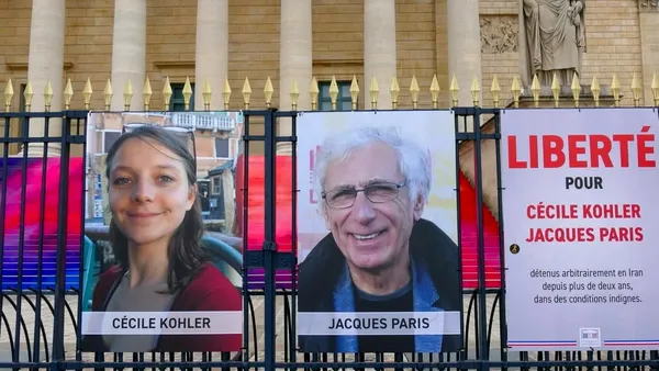 Emmanuel Macron anunță eliberarea a doi cetățeni francezi după 3 ani și jumătate de detenție în Iran. Cine sunt Cécile Kohler și Jacques Paris