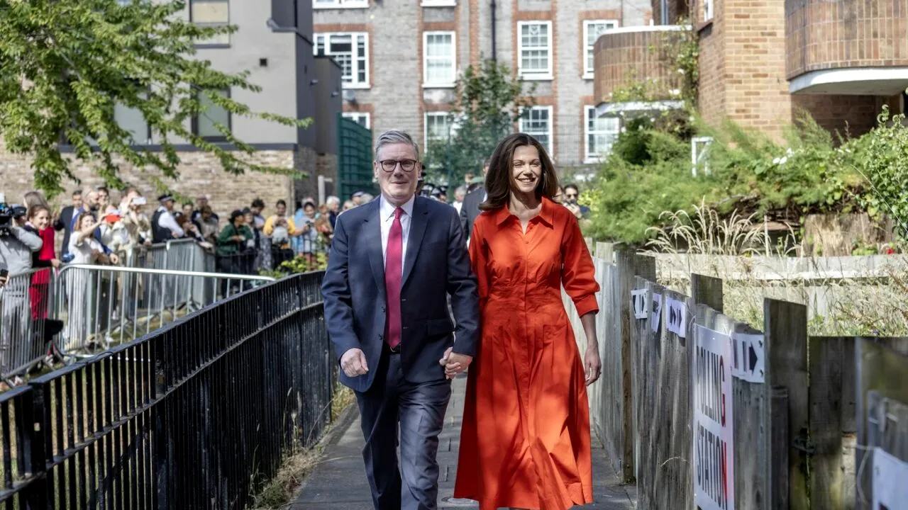 KEIR STARMER se pregătește să devină premier al Marii Britanii /Partidul Laburist se așteaptă la o victorie masivă în alegerile parlamentare