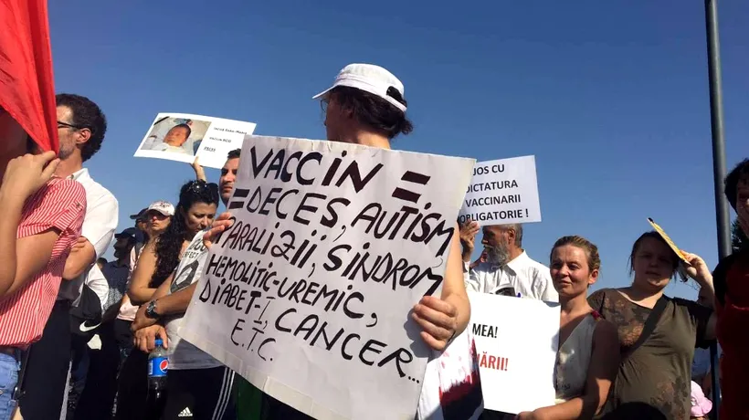 Protest antivaccinare în București. Zeci de persoane s-au strâns în Parcul Izvor. FOTO
