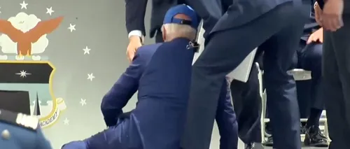 VIDEO | Un nou moment dificil pentru Joe Biden. Președintele american s-a împiedicat și a căzut în timp ce se afla pe o scenă