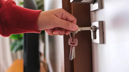 Cât a plătit proprietara unui apartament ca să scape de chiriașa din Grecia. Evacuarea s-a făcut numai după un proces costisitor