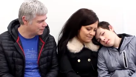 Un copil aflat în comă s-a trezit după ce a simțit un miros ciudat. Nimeni nu s-ar fi așteptat să se trezească din cauza asta - VIDEO