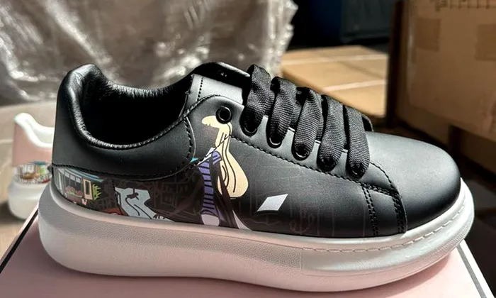 FOTO: Peste 2.600 de fake-uri „Alexander McQueen”, descoperite în Portul Constanța, de Poliția de Frontieră / O pereche originală costă 2.500 de lei