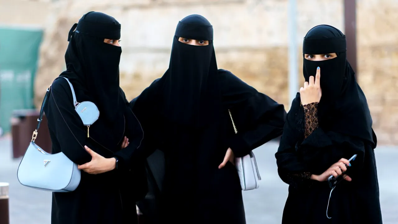 CONTROVERSĂ în Italia, după un proiect pentru limitarea „separatismului cultural” promovat de musulmani. Legea interzice purtarea burqa în public