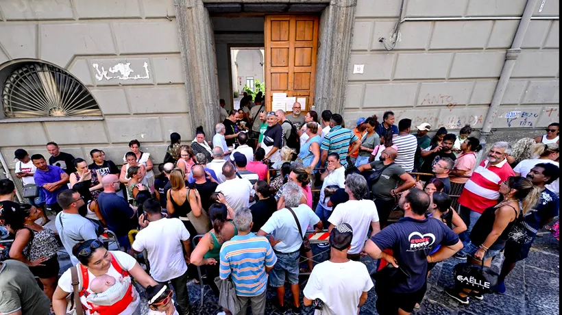 Mii de oameni stau la cozi în Italia pentru a obține Cardul de achiziții, un ajutor de la stat pentru alimente, în valoare de aproape 400 de euro