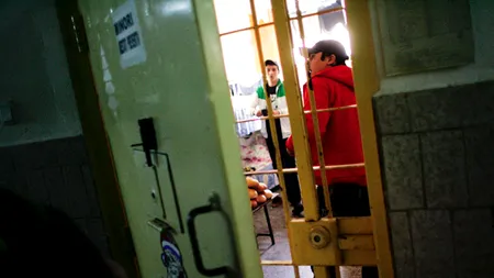 Gardianul de la Penitenciarul Vaslui prins luând mită a fost sancționat în trecut după ce s-a împușcat la serviciu