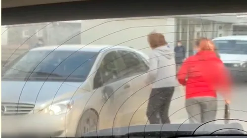 Scene incredibile la Vaslui: Un bărbat a fost atacat cu tigaia de fosta soție și mama acesteia (VIDEO)
