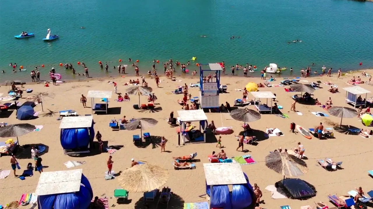 Stațiunea din România transformată într-o plajă ca la malul Mării Negre. Este supranumită „LITORALUL VESTULUI”