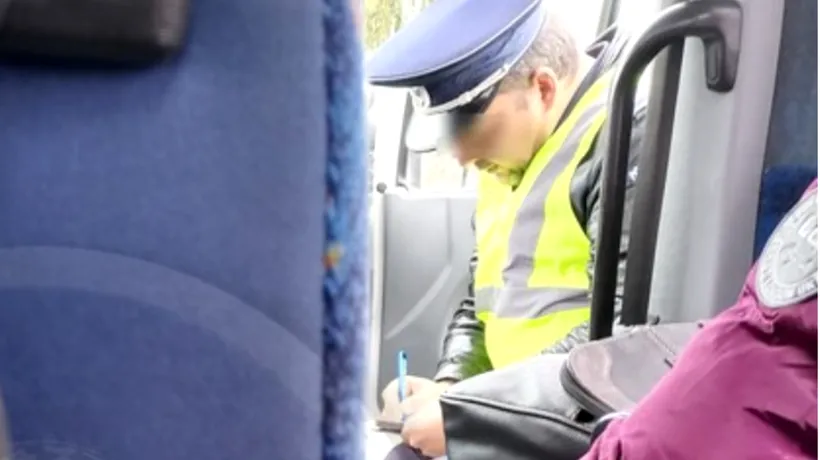 Situație halucinantă într-un microbuz din Satu Mare. Un polițist fără mască a fost fotografiat în timp ce verifica dacă toți călătorii purtau mască. IPJ face verificări în acest caz