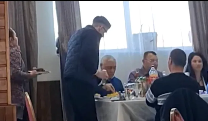 Au închis primăria ca să meargă la ziua de naștere a unei colege