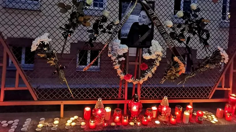 ALTAR de lumânări la un liceu din Bistriţa, pentru o elevă care a murit de cancer la doar 17 ani. „Zbor lin, Steluța noastră!”