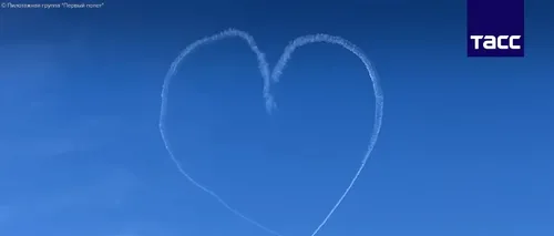 Ziua Rusiei. Piloții au desenat pe cer o inimă cu o lungime de o jumătate de kilometru