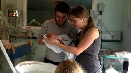 GALERIE FOTO. Fotografiile care au emoționat planeta: lupta pentru supraviețuire a unei fetițe născute prematur