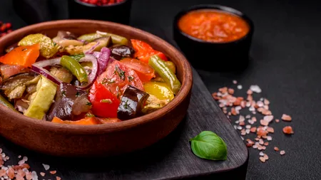 Cum se prepară ghiveciul călugăresc după rețeta părintelui Antim de la mănăstirea Curchi