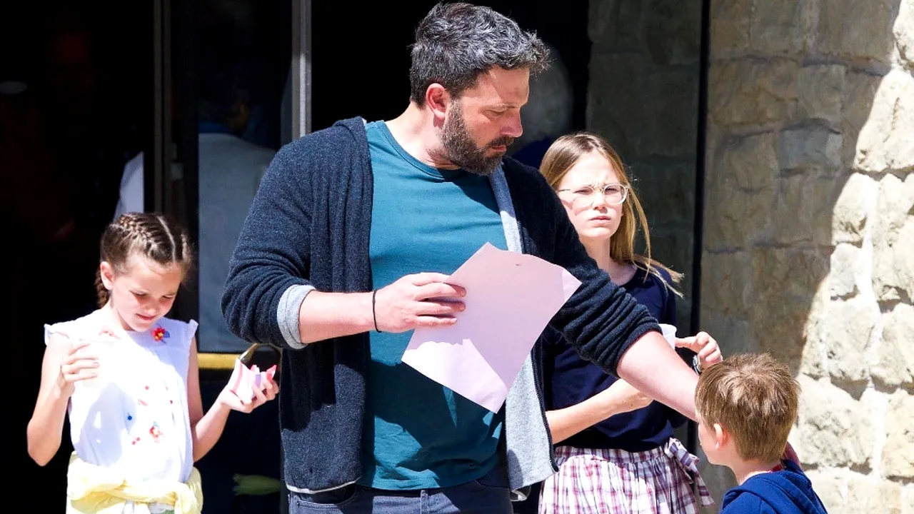 ÎNTREBAREA la care părinții caută răspuns. De ce vrea copilul să stea mai mult cu mami SAU cu tati?