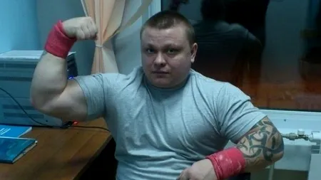 La prima vedere, în imagine apare un bărbat care practică powerliftingul. Detaliul ASCUNS din imagine: ''Mulți rămân șocați''