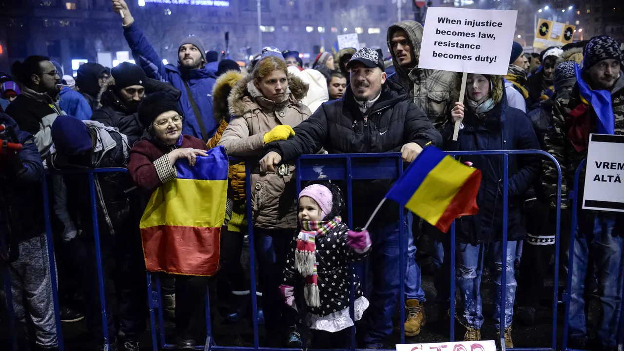 Peste 100.000 de oameni au protestat în Piața Victoriei și au scandat 