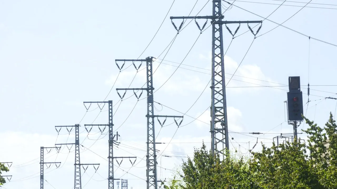 Experți BCE: Sistemele de inteligență artificială necesită ELECTRICITATE suplimentară, cu efecte asupra piețelor naționale ale energiei