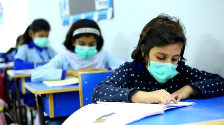 8 ȘTIRI DE LA ORA 8. Numărul elevilor infectați cu COVID-19 s-a triplat, la 10 zile de la deschiderea noului an școlar. Aproape 70.000 de copii și elevi învață online