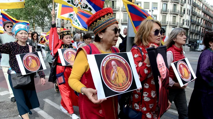 Sute de tibetani au DEMONSTRAT la Paris în sprijinul liderului lor spiritual, Dalai Lama, criticat dur după ce i-a cerut unui minor „să-i sugă limba”