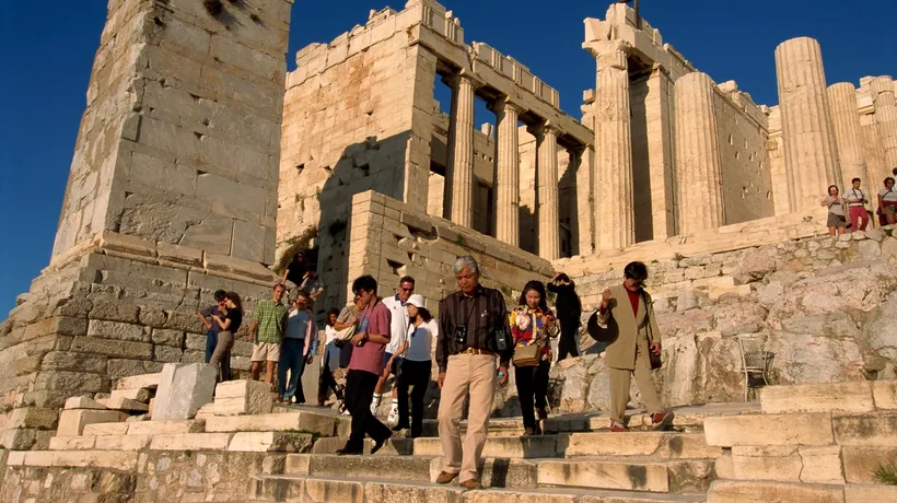 Român reținut în Grecia. A vrut să fure ceva INCREDIBIL de pe Acropola din Atena