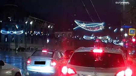 VIDEO | Decorațiuni luminoase de Crăciun, căzute pe o trecere de pietoni din zona Tineretului. Reacția Primăriei Sectorului 4 după incident