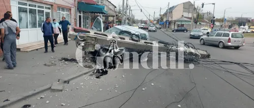 Accident la Craiova. Un șofer beat a dărâmat un stâlp de electricitate, care a căzut pe propria sa mașină | FOTO + VIDEO