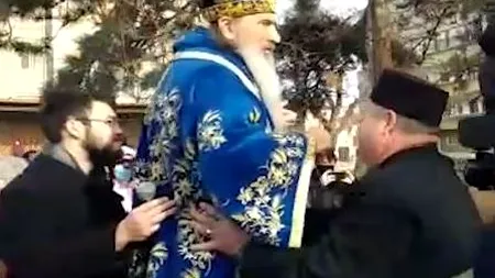 ÎPS Teodosie, dus cu caleașca la Portul Tomis, pentru a arunca în apă crucile din lemn. Doi preoți l-au ținut tot timpul în brațe / FOTO