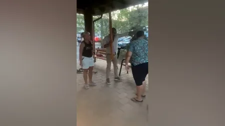 VIDEO | Deranjat de copiii dintr-un parc din Ilfov, un cetățean turc a distrus mai multe bănci și a amenințat o femeie cu un briceag