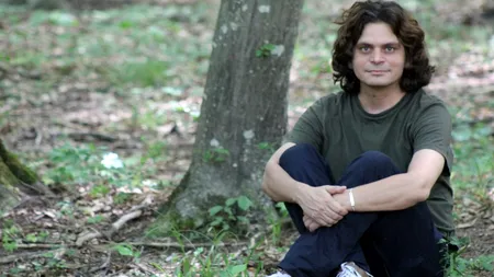 EROU ÎN ROMÂNIA. Povestea incredibilă a tânărului crescut în orfelinate și devenit antrenorul copiilor geniali: „Schimbarea se face de la firul ierbii! Dacă aș fi ministrul Educației, aș introduce școala pentru părinți”