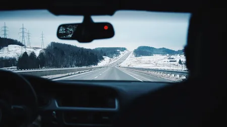 Un senegalez a vrut să promoveze „la sigur” proba teoretică pentru permisul auto în Italia. Ce a ascuns candidatul sub masca de protecție (VIDEO)