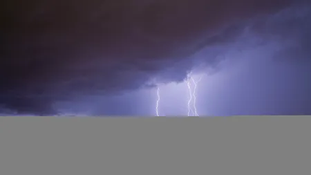 ALERTĂ METEO: Meteorologii anunță cod galben de descărcări electrice și ploi în București și în 22 de județe din țară