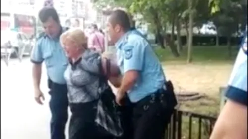 Polițiștii au oprit o femeie care a traversat strada printr-un loc nepermis. Reacția dură pe care au avut-o când femeia a refuzat să se legitimeze
