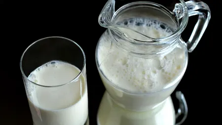 De ce nu ar trebui să depozitezi laptele pe primul raft al frigiderului