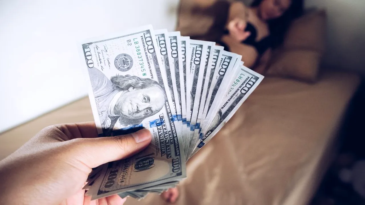 Cinci români și-au pus soțiile să se prostitueze în Franța! Cuplurile au făcut „Turul Franței” prin proxenetism, în timp ce femeile primeau clienții în același apartament