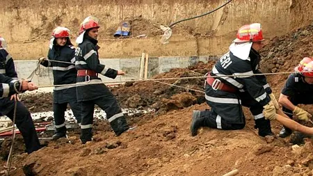 Un pompier a murit în timpul unei operațiuni de salvare a unor muncitori îngropați de vii
