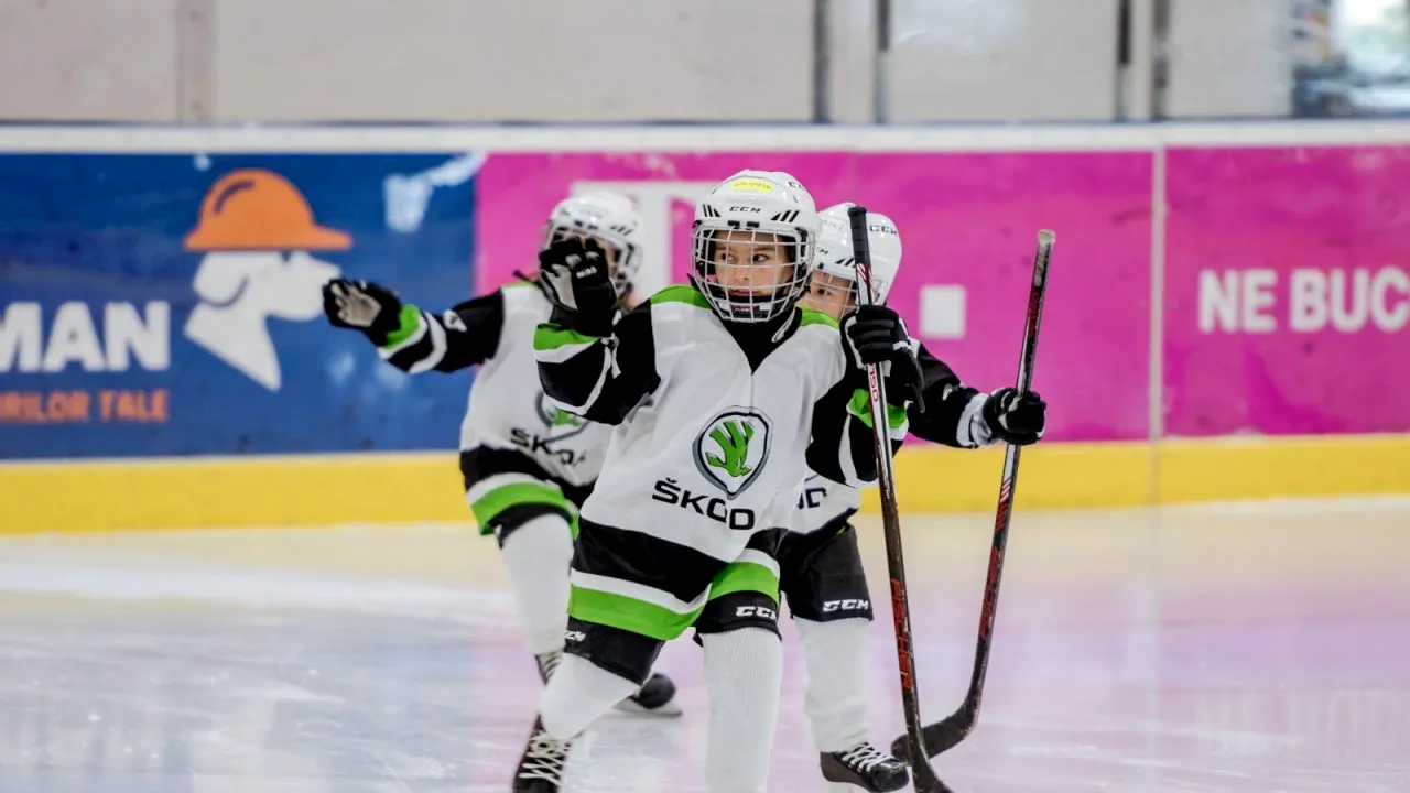 Copiii din echipele de hochei Skoda și Simona Halep au participat la primul turneu de hochei derulat în afara României, de la debutul pandemiei