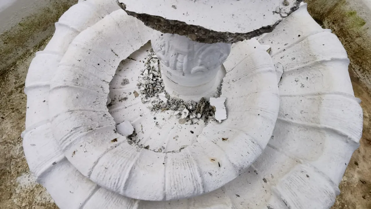 Fântână arteziană distrusă de mai mulți tineri care s-au urcat pe ea pentru a-și face un selfie