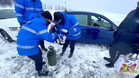 FOTO-VIDEO | A fost nevoie de intervenția autorităților pentru deszăpezirea drumului E85. Peste 70 de jandarmi, alături de pompieri și polițiști au contribuit la această mobilizare