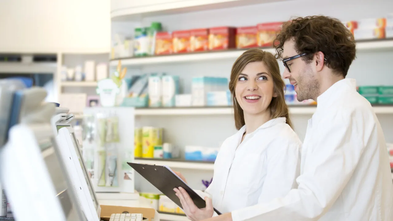 Ce SALARIU au ajuns să aibă farmacistele de la Catena sau Dr. Max. Câți lei primesc lunar