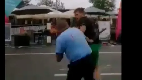 Bătaie în parcarea unui supermarket. Un agent de pază a lovit un tânăr care înjura (VIDEO)