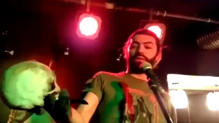 Rusul care a urcat pe o scenă cu craniul unui luptător ucrainean din Batalionul Azov, ASASINAT