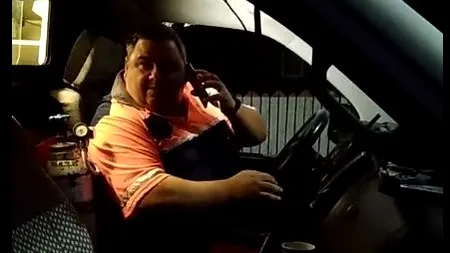 Un șofer de pe ambulanță îl scuipă și îl amenință pe un bărbat: „Ia-l de aici că ți-l omor