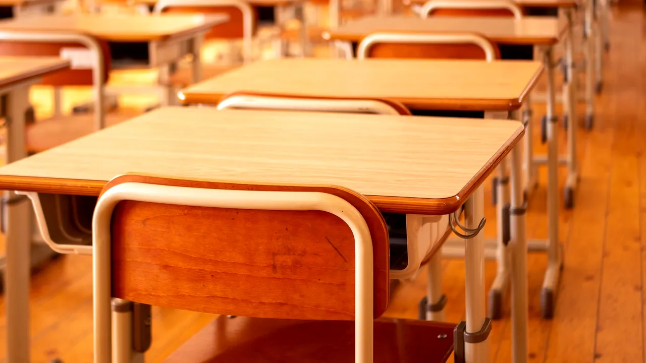 Profesoară, ARESTATĂ după ce s-a descoperit că abuzase sexual un elev în vârstă de 13. Femeia își părăsise soțul din obsesia pentru adolescent