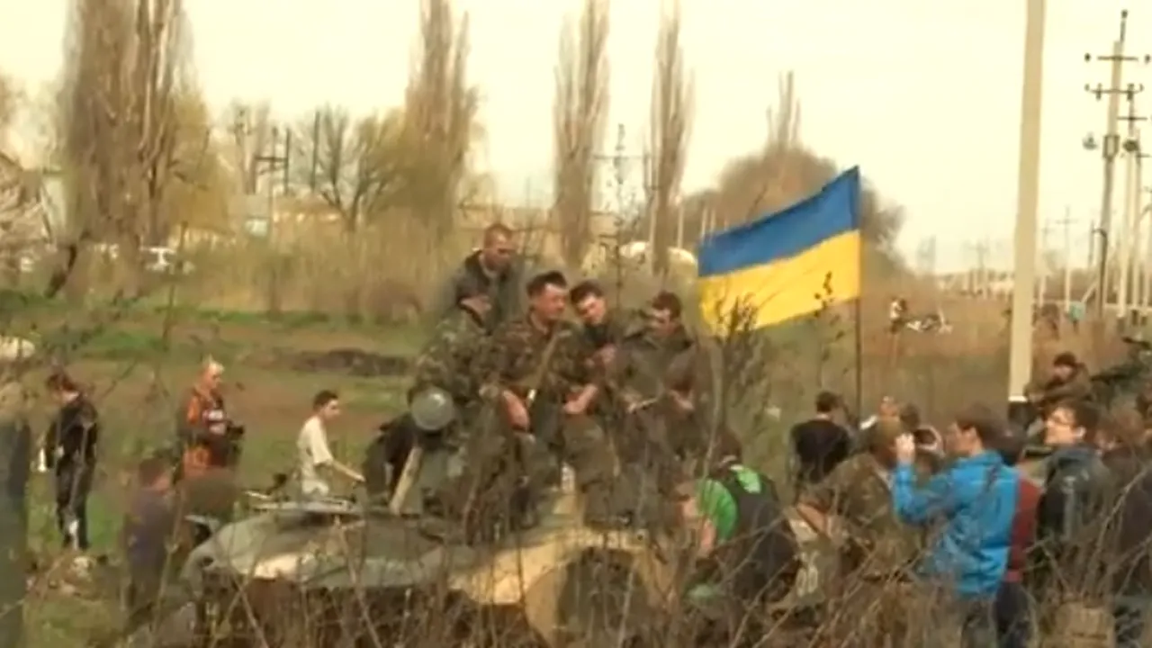 Brigada ucraineană de parașutiști, care s-a predat și a lăsat pe mâna protestatarilor proruși blindate și arme, va fi dizolvată