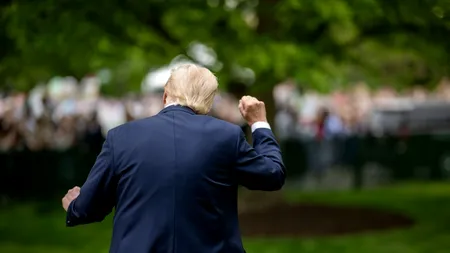 Trump își joacă mandatul și la bursă. Președintele american a cumpărat OBLIGAȚIUNI de milioane de dolari