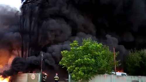 Incendiu puternic în Bihor. Un depozit de deşeuri din plastic a luat foc