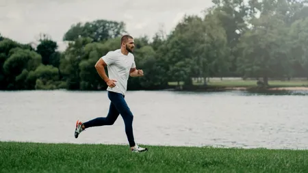 Ce să porți cu pantalonii de trening pentru bărbați pentru a fi la modă? 3 sfaturi pentru bărbați (P)