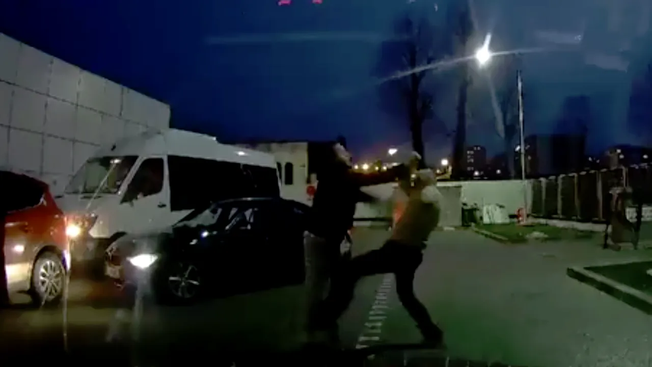 Doi șoferi s-au luat la BĂTAIE în parcarea unei benzinării din Cluj. MOTIVUL conflictului